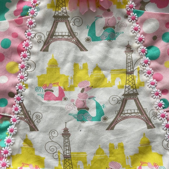 Kids Parisien inspired apron. With faux flower detail - Picture 3 of 5